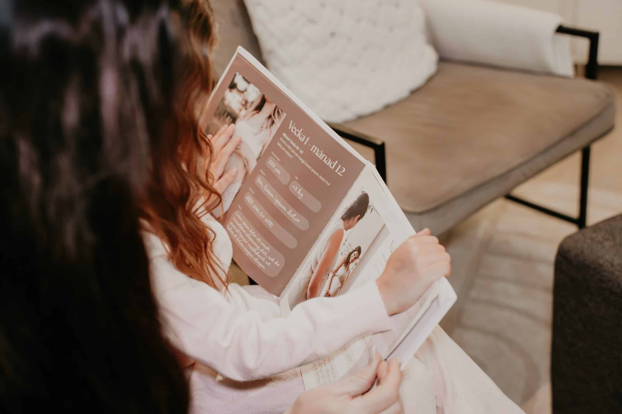 En dotter tittar i en bok från memolio
