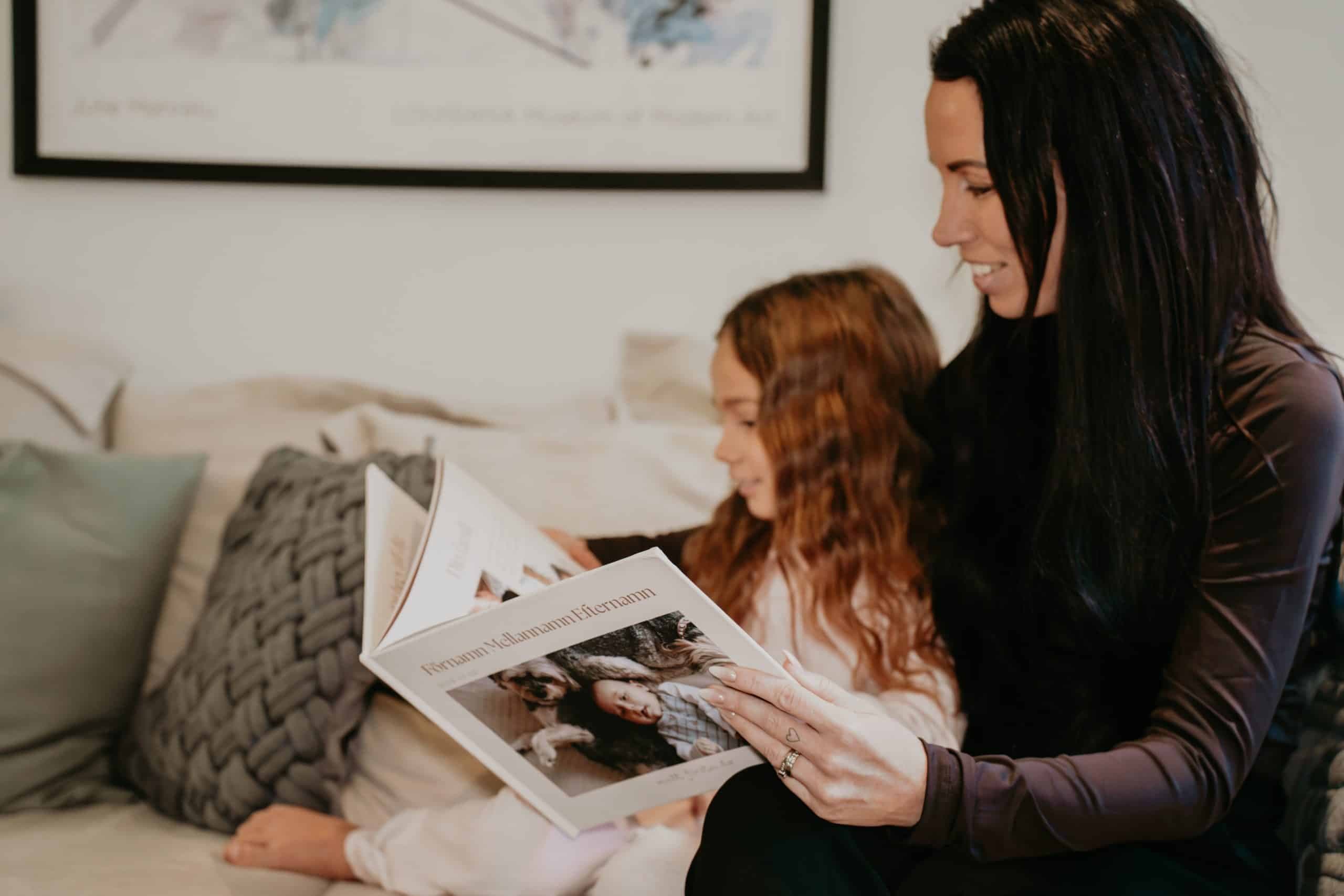 Mamma och dotter tittar i en bok
