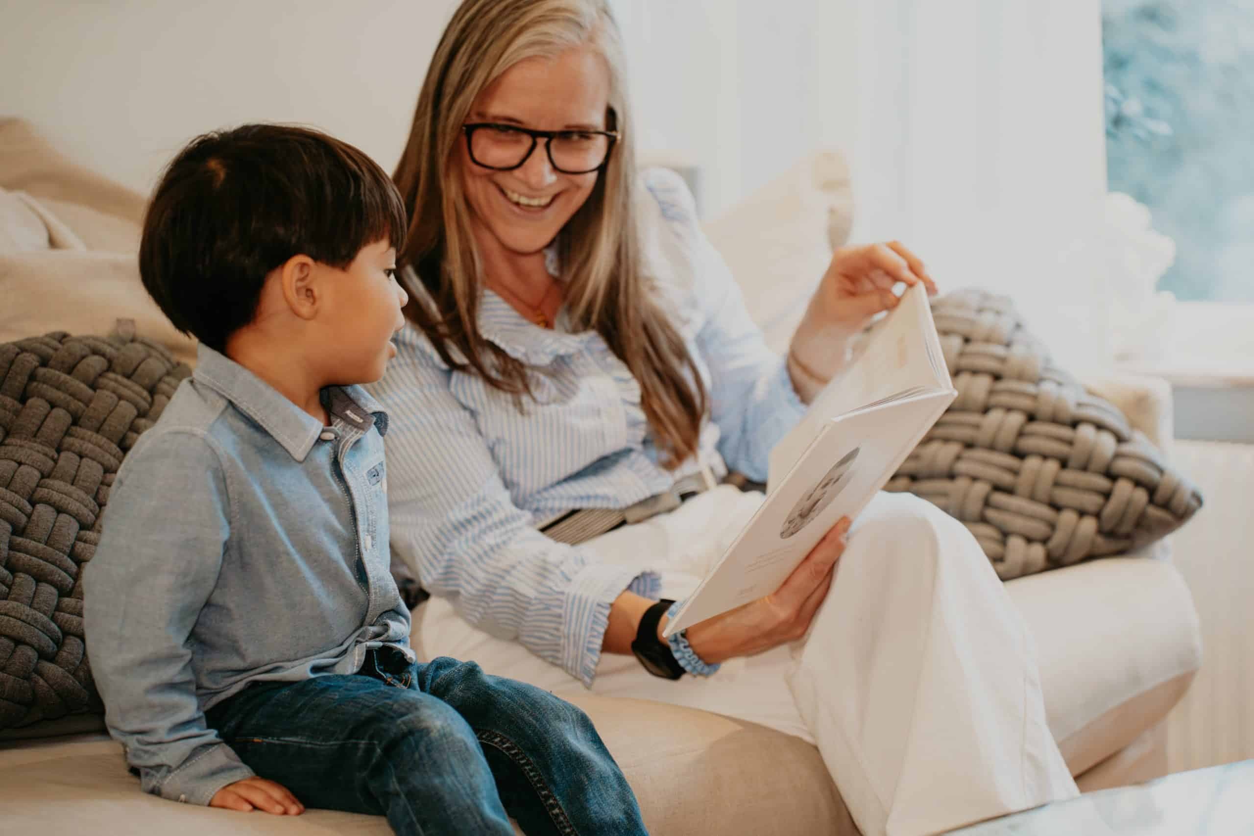 Mamma och son tittar i en bok